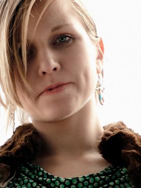 „Pisanie to ciężka praca, wyniszczająca, okradająca. Siedzisz przy komputerze w przykurczu, w fizycznym napięciu, po wiele godzin w maksymalnym skupieniu” - mówi Dorota Masłowska.