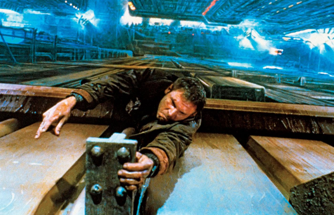 Harrison Ford jako Rick Deckard, tytułowy łowca androidów