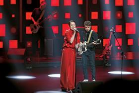 Natalia Przybysz, jedna z wokalnych gwiazd gali. Obok: Radek Łukasiewicz, twórca oprawy muzycznej tegorocznych Paszportów.