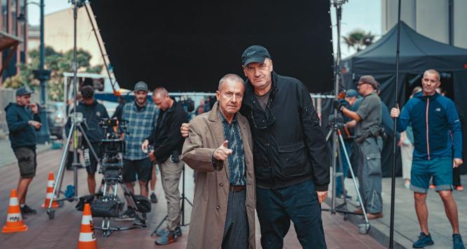 Reżyser Władysław Pasikowski z Bogusławem Lindą (Konstanty „Bruno” Brusicki) na planie „Zamachu na papieża”