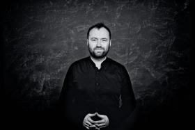 Piotr Sałajczyk, nominowany w kategorii Muzyka poważna. Niezwykłym wydarzeniem fonograficznym jest wydany w tym roku przez DUX album z pierwszym w historii nagraniem kompletu utworów fortepianowych Juliusza Zarębskiego, ulubionego ucznia Liszta. Czytaj więcej »