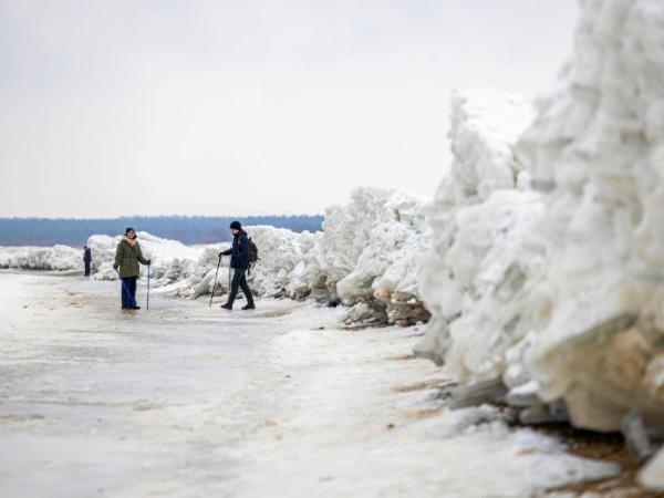Góry lodowe, tzw. torosy, na plaży w Mikoszewie. 26 stycznia 2026 r.