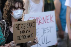 Po roku wojny z wirusem przewidziana jest kolejna wojna – ideologiczna. Na fot. protest przed Ministerstwem Edukacji Narodowe, Warszawa, 21 czerwca 2021 r.