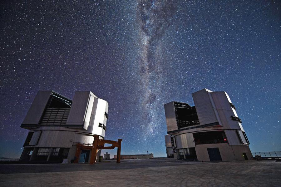 Obserwatorium Paranal. Dwa z czterech bliźniaczych ogromnych teleskopów VLT (Very Large Telescope).