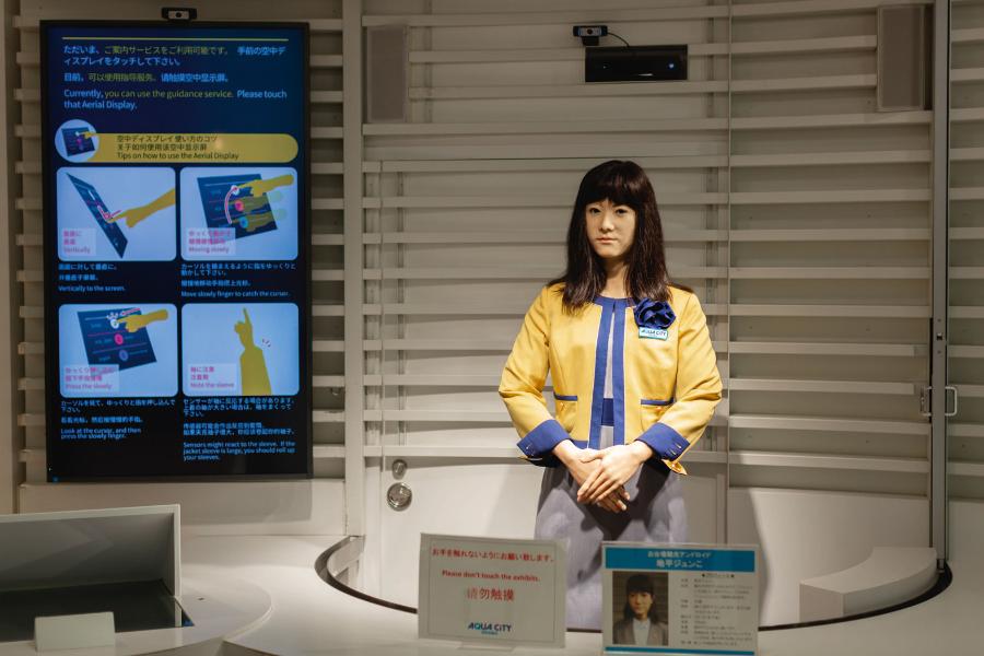 Chihira Junco to robot znający trzy języki, który wspiera zespół działu informacji w centrum handlowym Aqua City w Odaiba (Tokio).