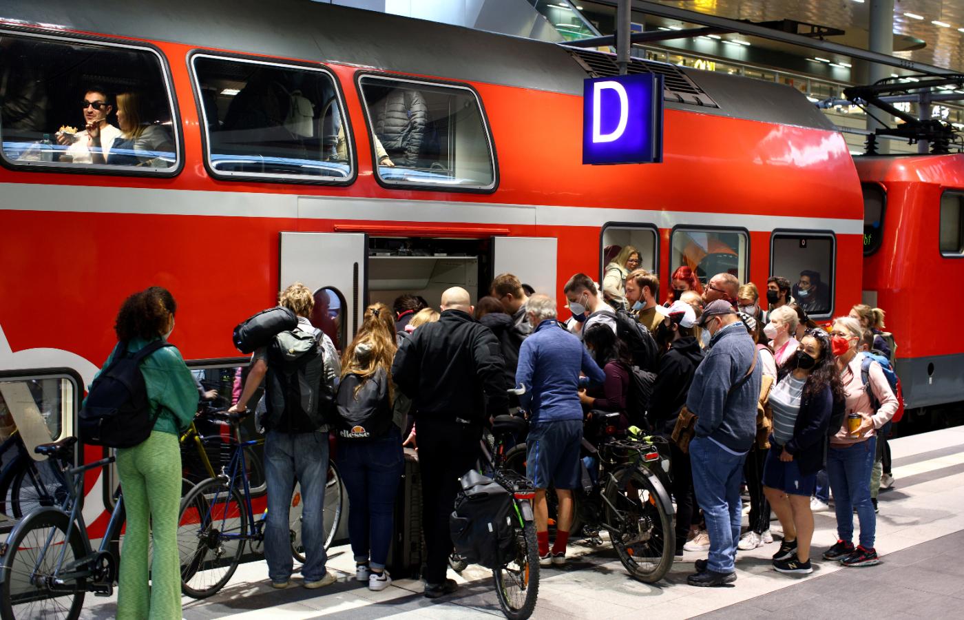 Deutsche Bahn przygotowało specjalną wakacyjną ofertę: miesięczne bilety za 9 euro na wszystkie środki transportu.