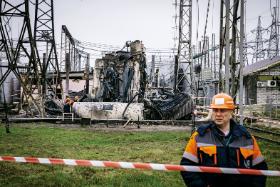 Pracownicy demontują zniszczony transformator na stacji rozdzielczej w centralnej Ukrainie po uderzeniu rosyjskiej rakiety.