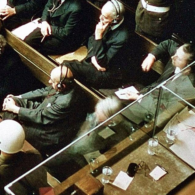 Tłumaczka na sali rozpraw podczas procesów norymberskich.