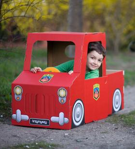 Zabawki tekturowe. Ekologiczne, proste, pobudzające kreatywność, wielkie, składane zabawki. Ze specjalnie wzmocnionej tektury. Dobre w domu i na podwórku (byle nie padało!), www.trzymyszy.pl, cena: 89 zł (samolot), 93 zł (domek), 138 zł (ciężarówka).