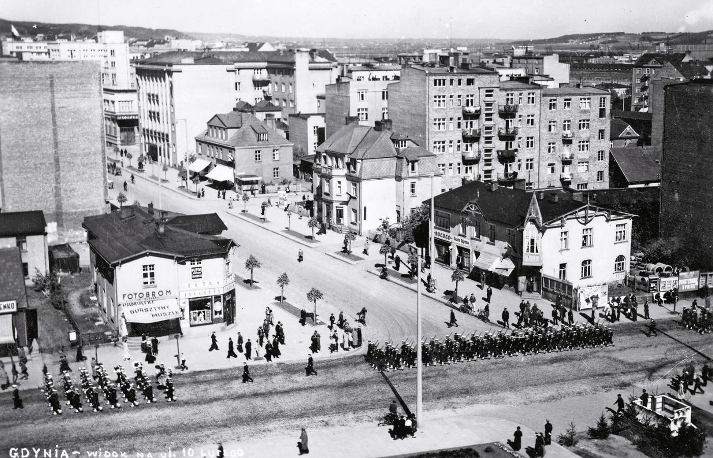 Gdynia, 1935 r., widok na ul. Świętojańską, róg 10 Lutego, relikty zabudowy kuracyjnej
z nowym śródmieściem w tle.