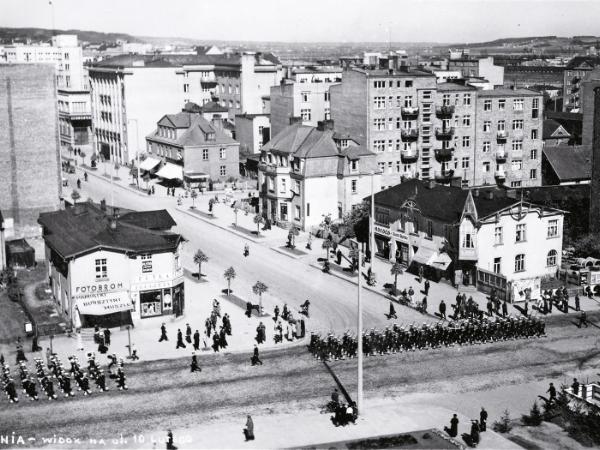 Gdynia, 1935 r., widok na ul. Świętojańską, róg 10 Lutego, relikty zabudowy kuracyjnej
z nowym śródmieściem w tle.
