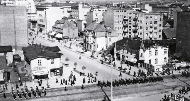 Gdynia, 1935 r., widok na ul. Świętojańską, róg 10 Lutego, relikty zabudowy kuracyjnej
z nowym śródmieściem w tle.