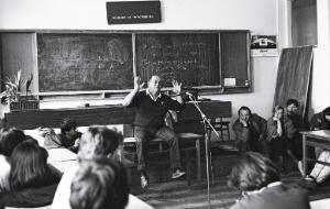 Jacek Kuroń na spotkaniu z uczniami Liceum Bednarska w Warszawie, 1990 r.