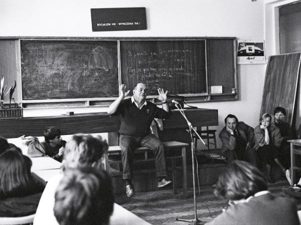 Jacek Kuroń na spotkaniu z uczniami Liceum Bednarska w Warszawie, 1990 r.