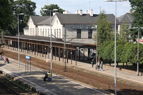 Piotrków. Zabytkowy dworzec z XIX w. z żeliwno-drewnianą wiatą.