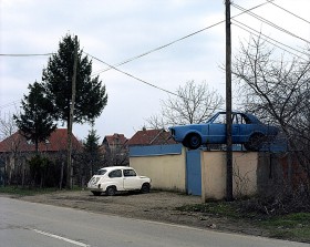 Zastava 600,  moc 45 KM czeka w kolejce do blacharza. Wygląd samochodów chyba najbardziej unaocznia skutki embarga ekonomicznego.