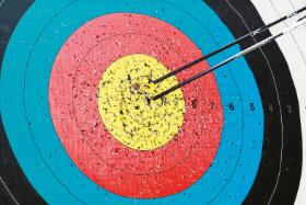 Wyjątkowa jest na igrzyskach formuła rywalizacji. Po kwalifikacjach zaczyna się rywalizacja w parach: przegrywający odpada. Żeby podkręcić emocje, wprowadzono system setowy (jest ich pięć, zwycięstwo w secie daje dwa punkty, a remis – jeden).