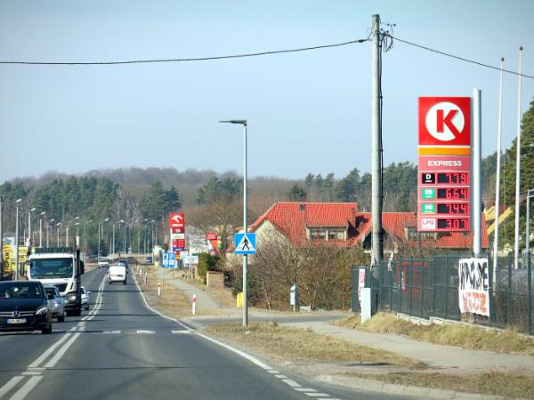 Droższa ropa ma błyskawiczne konsekwencje – ceny na stacjach benzynowych rosną, a mimo zapewnień rządu i branży paliwowej wiele osób obawia się, że paliw zabraknie. Lubieszyn, k. Szczecina, 9 marca 2026 r.