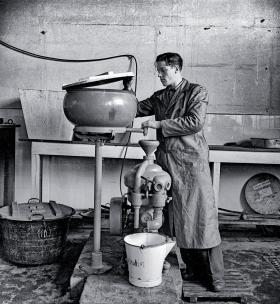 Instalacja do produkcji insuliny odzwierzęcej, używanej w walce z cukrzycą w powojennych Niemczech.