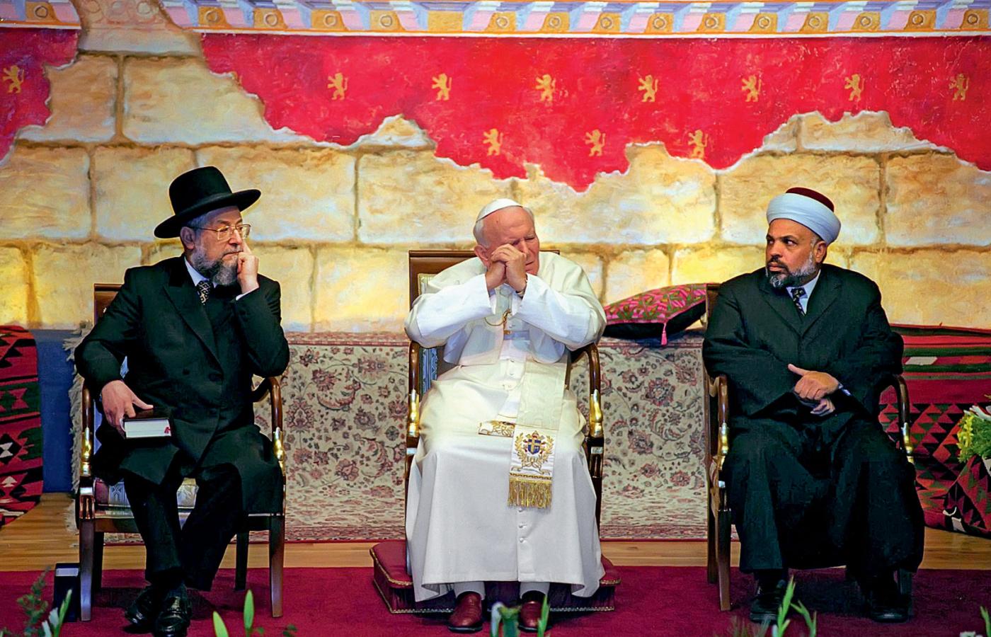 Fotografia Przedstawia Wyznawców Jednej Z Wielkich Religii świata 26 lat papieża Polaka | Twarze długiego pontyfikatu - Polityka.pl