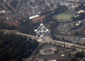 ...z którego podczas lotu roztaczały się wspaniałe widoki (na zdjęciu słynne brukselskie Atomium).