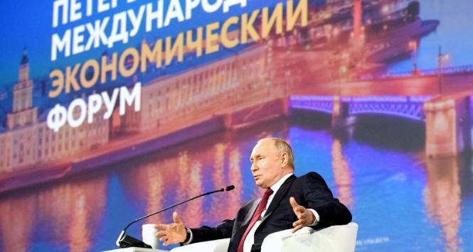 Władimir Putin podczas Międzynarodowego Forum Ekonomicznego w Petersburgu, 16 czerwca 2023 r.