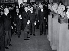 Hitler zwiedza wystawę sztuki polskiej w Akademii Sztuki na Pariser Platz w Berlinie.
Pierwszy z prawej: ambasador Józef Lipski, 29 marca 1935 r.