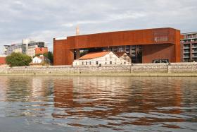 Z urbanistycznego punktu widzenia Cricoteka posiada kilka niezaprzeczalnych zalet. Przede wszystkim stanowi silny atut w polityce przestrzennej zbliżania miasta do rzeki.