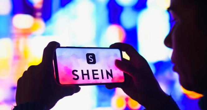 Od przyszłego roku europejscy konsumenci będą musieli liczyć się z cłem, a może i kolejnymi opłatami – wzorem USA Unia próbuje zmniejszyć opłacalność kupowania na chińskich platformach.