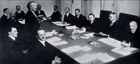 Kolejny rząd, premiera Ignacego Paderewskiego (na fot. stoi), styczeń 1919 r.