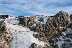 Krater o wymiarach 80 x 200 x 60 m pozostawiony przez serak, który 3 lipca odpadł od lodowca Marmolada.