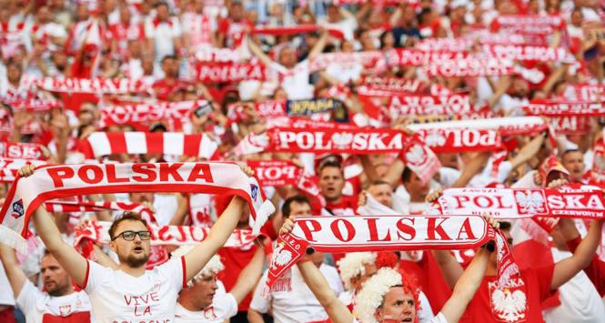 Fani z szalikami Euro 2016