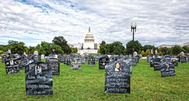Przed amerykańskim Kapitolem stanęły symboliczne groby osób, które straciły życie z powodu przedawkowania fentanylu. Instalacja artystyczna Trail of Truth ma zwrócić uwagę na przetaczający się przez USA kryzys opioidowy.