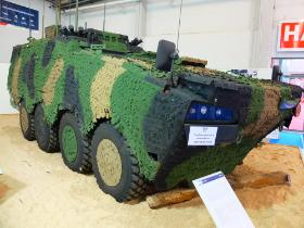 Najnowszy model Rosomaka – wóz dowodzenia dla wielonarodowej dywizji NATO. W gustownym garniturze kamuflującym Berberys z Lubawy.