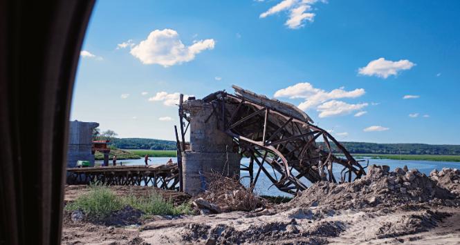Droga z Pidwysokich na Kupiańsk, zniszczony most na rzece Oskil.