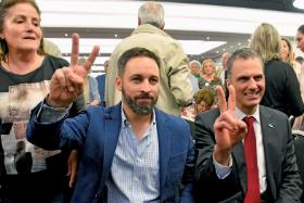 Od lewej: przewodniczący Vox Santiago Abascal i sekretarz partii Javier Ortega w Barcelonie.