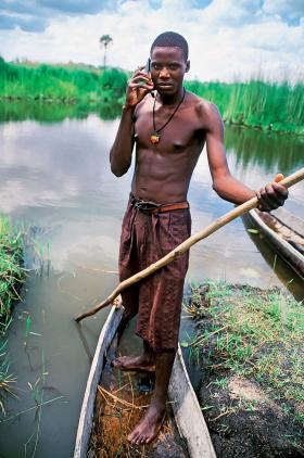 Jeszcze w 2002 r. tylko co dziesiąty Afrykanin używał telefonu komórkowego; w 2014 r. odsetek użytkowników telefonów komórkowych był już podobny jak w USA.