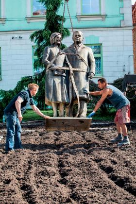 Pomnik Lecha i Marii Kaczyńskich, pierwszy w Polsce, stanął w Radomiu w 2013 r.