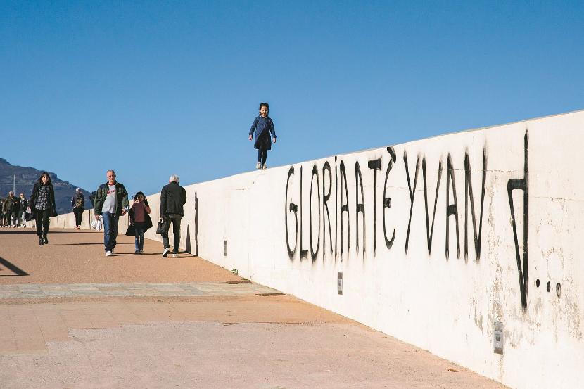 Bastia, jeden z głównych ośrodków separatyzmu. Yvan Colonna, zabójca francuskiego urzędnika państwowego, wciąż uchodzi tu za bohatera, o czym świadczą liczne graffiti. Śmiertelnie pobity w więzieniu, stał się wręcz męczennikiem.