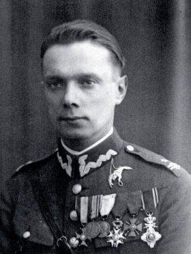 Płk pilot Stefan Pawlikowski (1896–1943). Po klęsce Francji przedostał się do Wielkiej Brytanii w czerwcu 1940 r. Był komendantem Centrum
Wyszkolenia Lotniczego w Blackpool, a od 6 listopada 1941 r. polskim oficerem łącznikowym w Fighter Command (Dowództwie Lotnictwa Myśliwskiego) RAF. Faktycznie pełnił funkcję dowódcy polskiego lotnictwa myśliwskiego. Poległ 15 maja 1943 r. w locie bojowym.