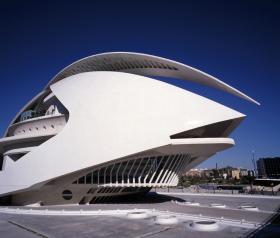 Miasto Sztuki i Nauki – El Palau de les Arts Reina Sofía. Futurystyczna konstrukcja owalna z trzema scenami. Salę Principal przeznacza się głównie na spektakle operowe i balet, w Auli Magistral grają zaś małe, obiecujące zespoły. Jest też Auditorio, które zdoła pomieścić 1,4 tys. widzów. I wreszcie Teatro Martín i Soler, gdzie uprawia się rzemiosło artystyczne i prowadzi zajęcia specjalizacyjne.