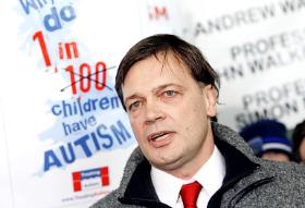 Andrew Wakefield w 1998 r. opublikował w „The Lancet” pracę, z której miało wynikać, że trójskładnikowa szczepionka przeciw odrze, śwince i różyczce może powodować m.in. autyzm u dzieci.