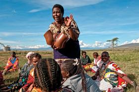 Loise Kaleke z organizacji Tasaru Ntomonok (Ratujmy kobiety) edukuje kenijskie kobiety, które mimo oficjalnego zakazu podtrzymują praktykę okaleczania swych córek przed wydaniem ich za mąż.