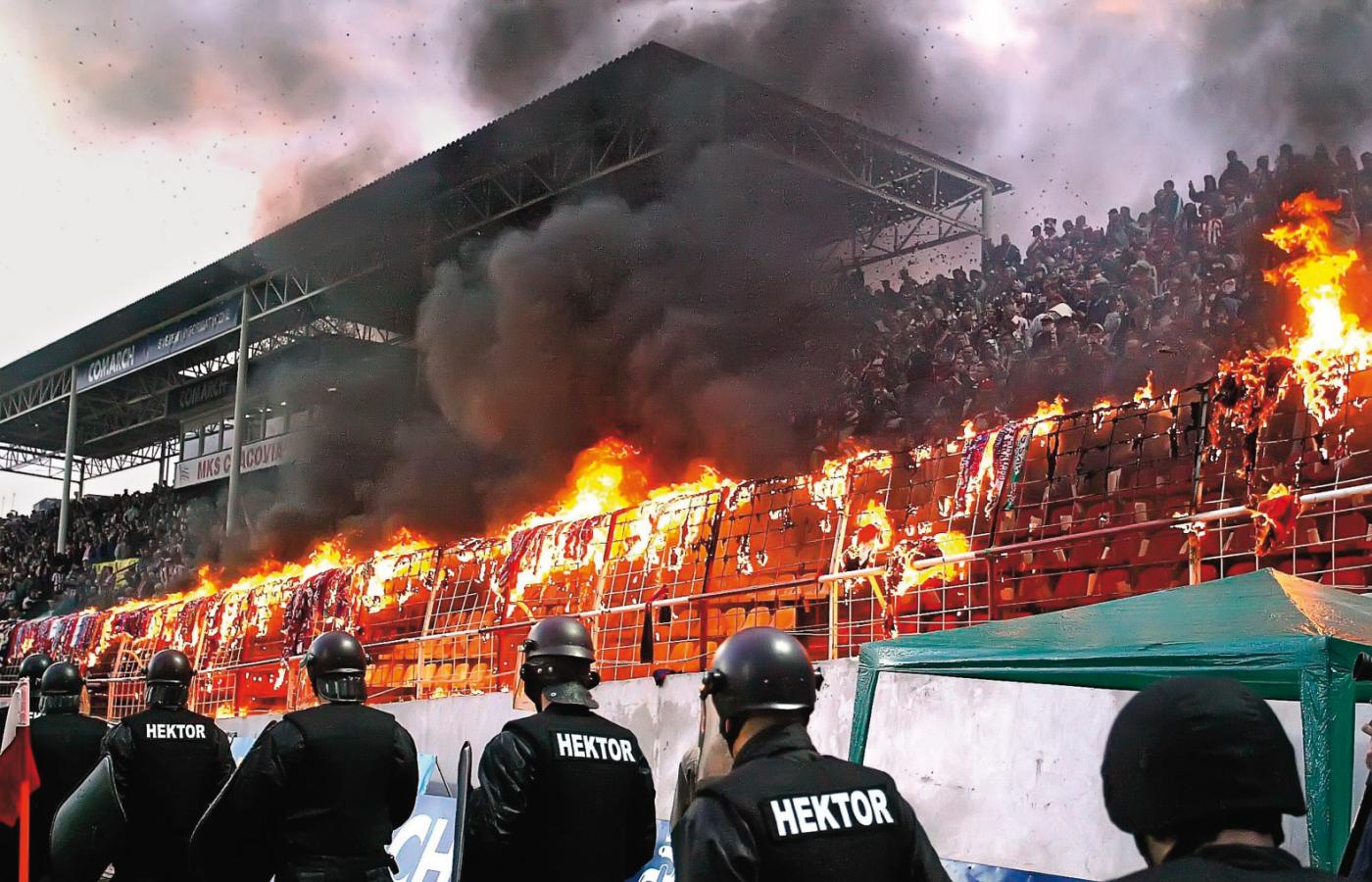 Derby Krakowa: Wisła walczy z Cracovią, a policja i ochrona ze stadionowymi bandytami.