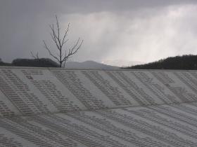 Tablica upamiętniająca ofiary z Srebrenicy w Potocari.