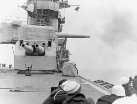 Wieże artylerii głównej lotniskowca Lexington. Traktat ograniczał kaliber dział lotniskowców do 203 mm.