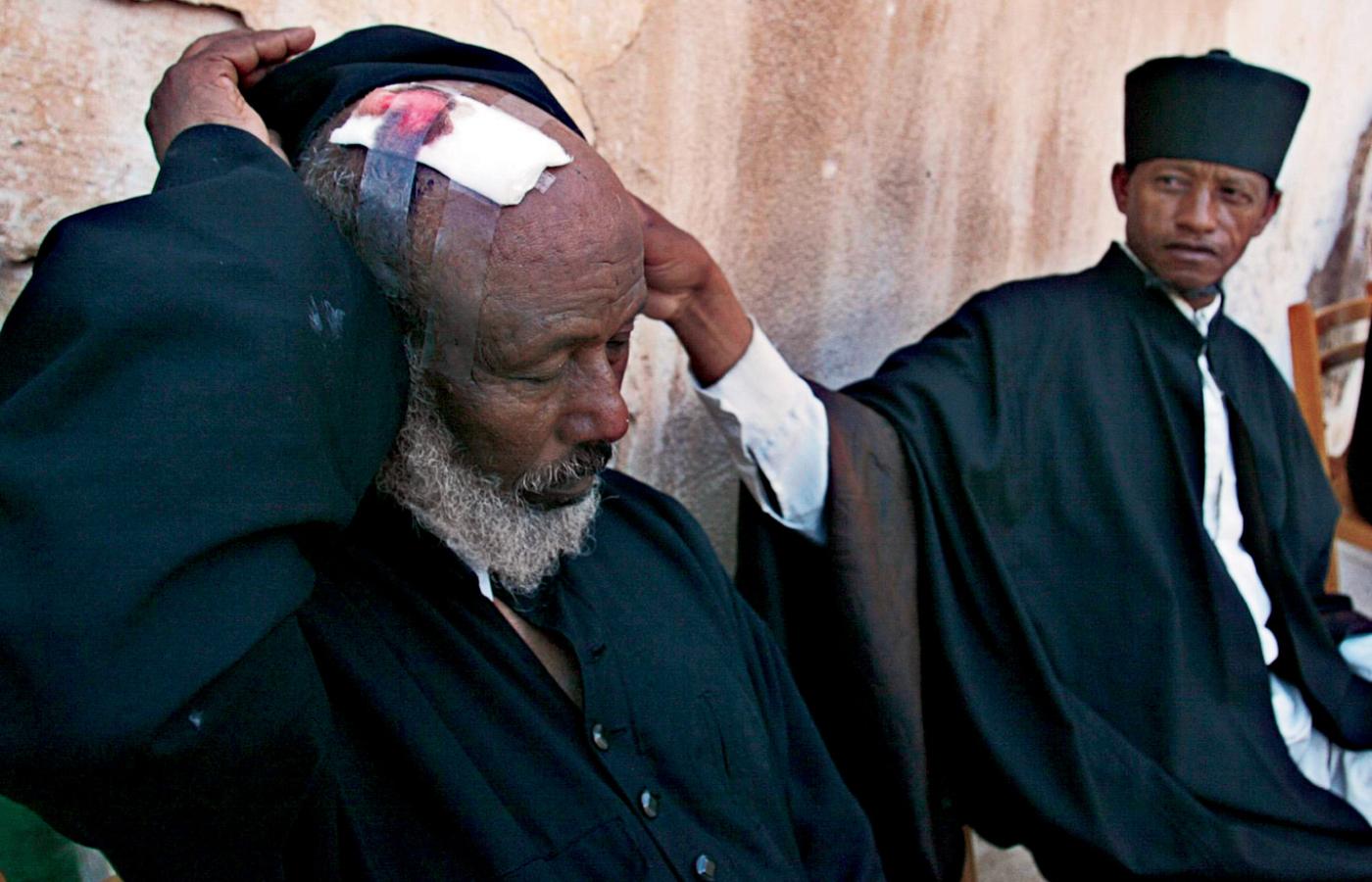 29 lipca 2002 r. Jerozolima. Ranny etiopski zakonnik po bójce mnichów