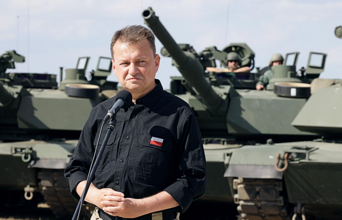 Szef MON Mariusz Błaszczak podczas szkolenia polskich żołnierzy na amerykańskich czołgach Abrams. Biedrusko, 10 sierpnia 2022 r.