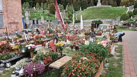 Cmentarz Łyczakowski we Lwowie i świeże groby poległych na wojnie z Rosją.