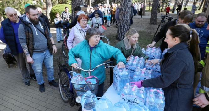 W Otwocku od kilku dni woda z miejskiego wodociągu nie nadaje się do picia nawet po przegotowaniu . Nie doszło do skażenia, lecz do awarii stacji uzdatniania. Zdjęcie z 2 kwietnia 2025 r.